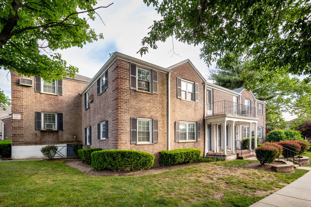 22402 Horace Harding Expy in Oakland Gardens, NY - Foto de edificio