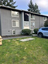 4737 W Lake Sammamish Pkwy SE in Issaquah, WA - Building Photo