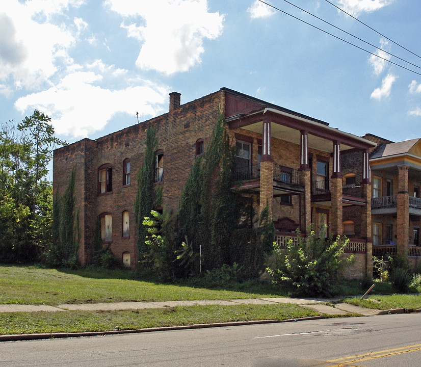 4120 Cedar Ave in Cleveland, OH - Building Photo