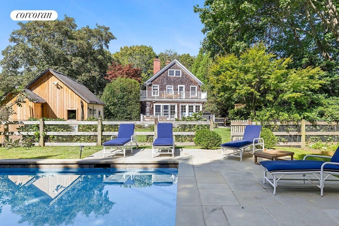 58 W Prospect St in Southampton, NY - Building Photo