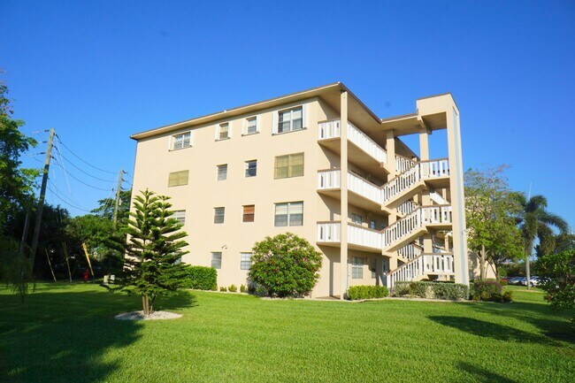 401 Southampton A in West Palm Beach, FL - Building Photo - Building Photo