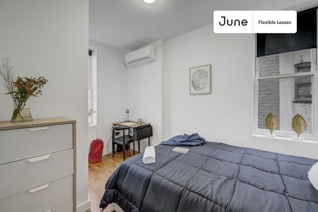 Chic ROOM at The Woodbine House, Unit 4 in Queens, NY - Foto de edificio - Building Photo