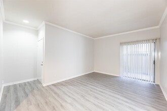 10047 Westpark Dr in Houston, TX - Foto de edificio - Building Photo