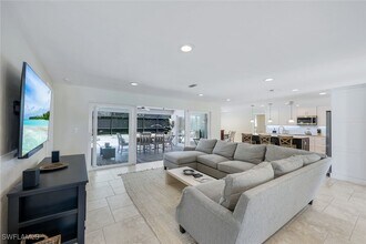725 Old Trail Dr in Naples, FL - Building Photo - Building Photo