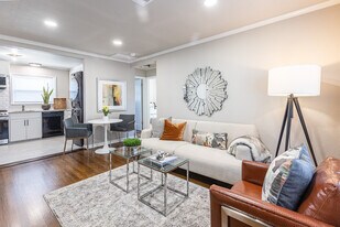 Everly Apartments on Cherry Street in Tulsa, OK - Building Photo