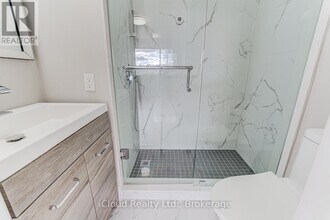 22 Decarie Cir in Toronto, ON - Building Photo - Building Photo