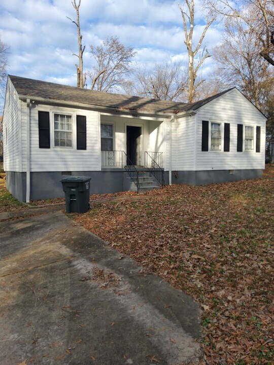 3960 E Whitehaven Park Cir in Memphis, TN - Building Photo