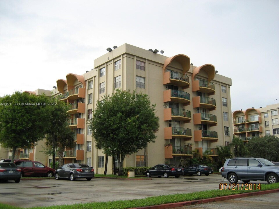9350 Fontainebleau Blvd in Miami, FL - Building Photo