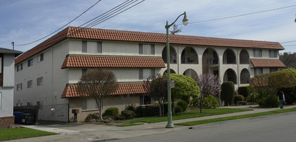 2133 Santa Clara Ave in Alameda, CA - Building Photo - Building Photo