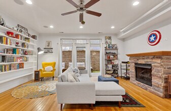 2457 W Foster Ave in Chicago, IL - Building Photo - Building Photo