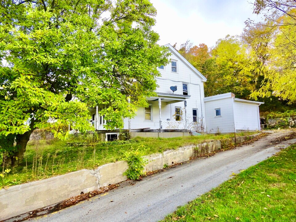 830 Main St in Winchester, CT - Building Photo
