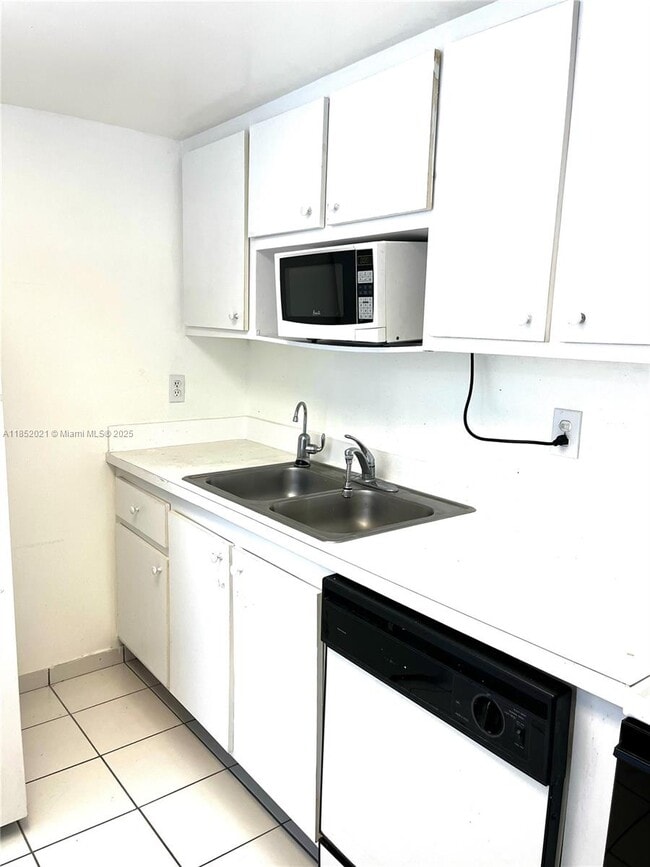 802 NW 87th Ave in Miami, FL - Building Photo - Building Photo
