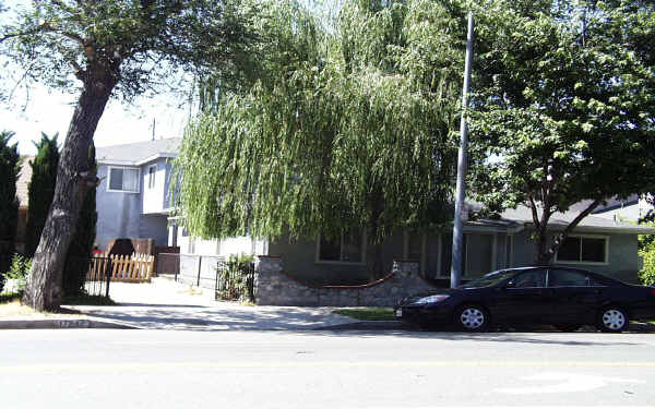 17246 Chatsworth St in Granada Hills, CA - Building Photo - Building Photo