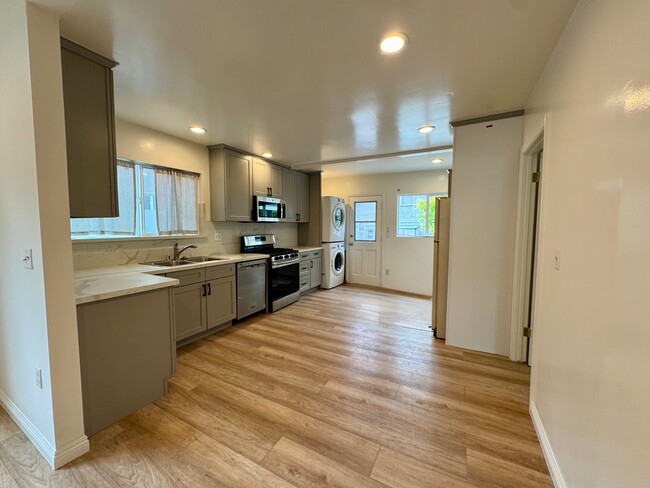 2245 Meadowvale Ave in Los Angeles, CA - Building Photo - Building Photo