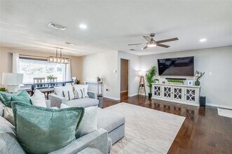1745 Westridge Dr in Hurst, TX - Foto de edificio - Building Photo