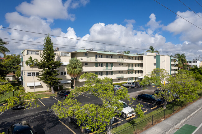 April Breeze Condos in Hallandale Beach, FL - Building Photo - Building Photo