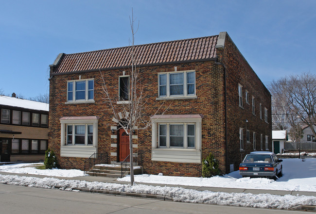 3059 S Howell Ave in Milwaukee, WI - Foto de edificio - Building Photo
