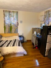 213 Holland St in Somerville, MA - Foto de edificio - Building Photo