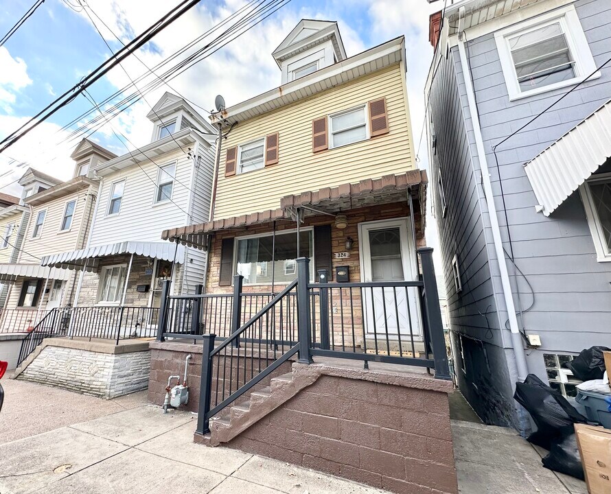 324 Ella St in Pittsburgh, PA - Building Photo