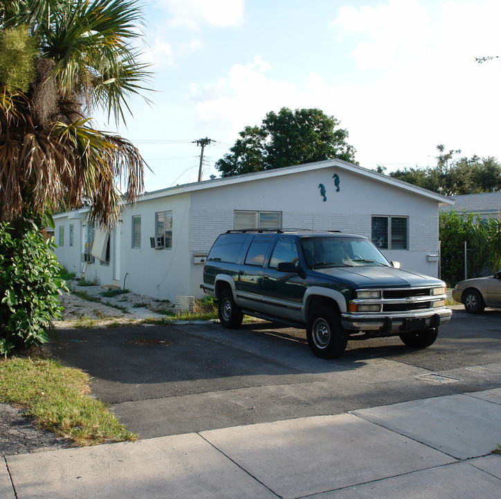 329-335 SW 17th St in Fort Lauderdale, FL - Building Photo