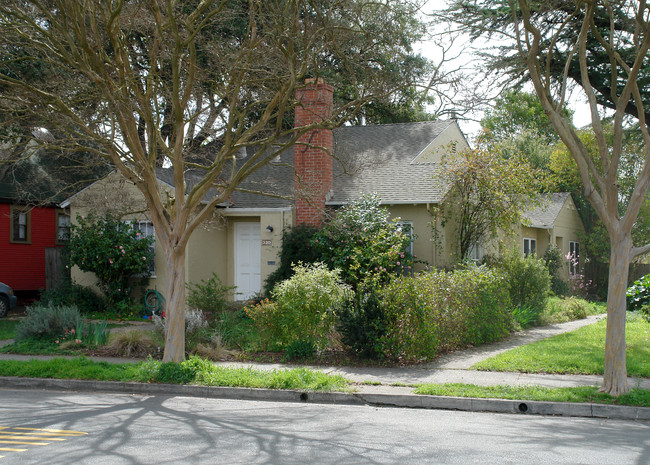 328 Ridgeway Ave in Santa Rosa, CA - Building Photo - Building Photo