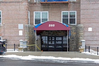 595 Mclean Ave in Yonkers, NY - Foto de edificio - Building Photo