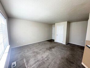 214 N Avenger Ln in Boise, ID - Foto de edificio - Building Photo