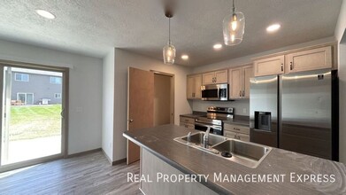 Large 3 Bedroom 1.5 Bathroom Townhome in S in Sioux Falls, SD - Building Photo - Building Photo