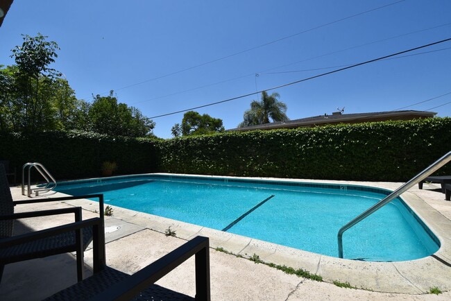 19425 Haynes St in Los Angeles, CA - Building Photo - Building Photo
