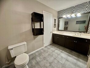 200 Chesterfield Ct in Schaumburg, IL - Building Photo - Building Photo