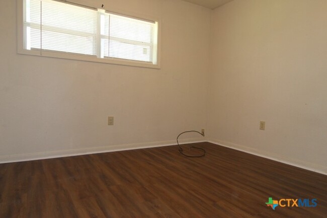 property at 203 W Bobwhite Ln