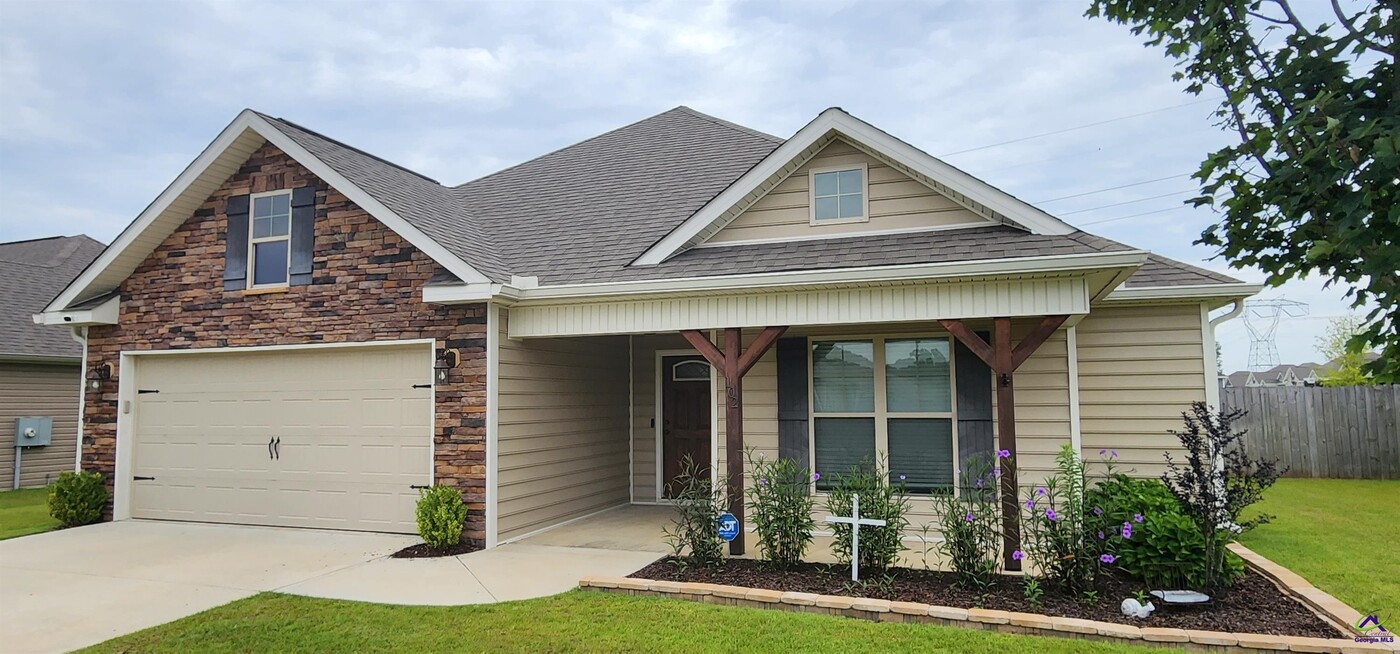 102 Wenlock Cir in Bonaire, GA - Foto de edificio