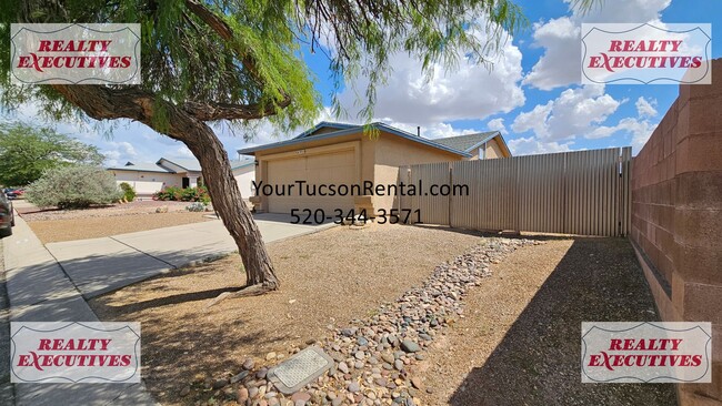9950 E Watson Dr in Tucson, AZ - Building Photo - Building Photo