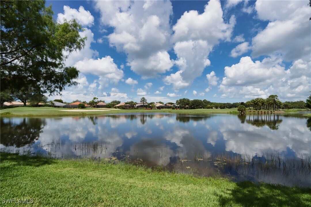 21740 Southern Hills Dr in Estero, FL - Foto de edificio