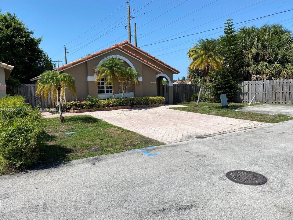 7601 NW 166th Terrace in Hialeah, FL - Building Photo