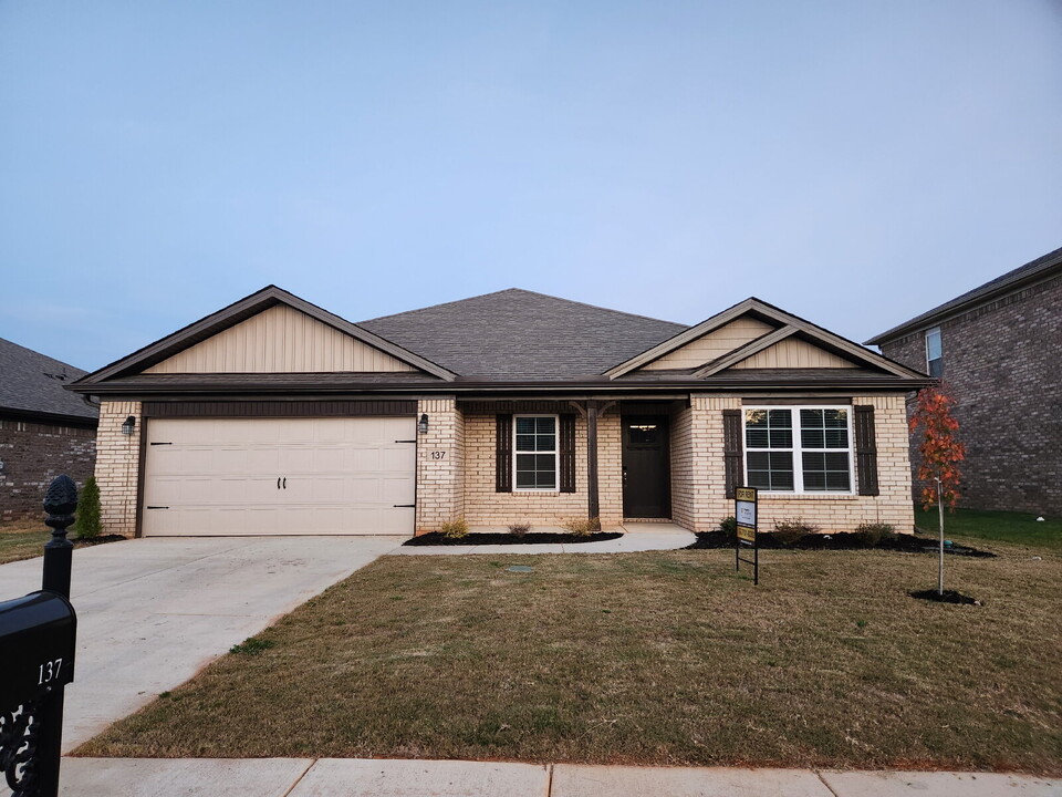 137 Beaver Brook Pl in Toney, AL - Building Photo