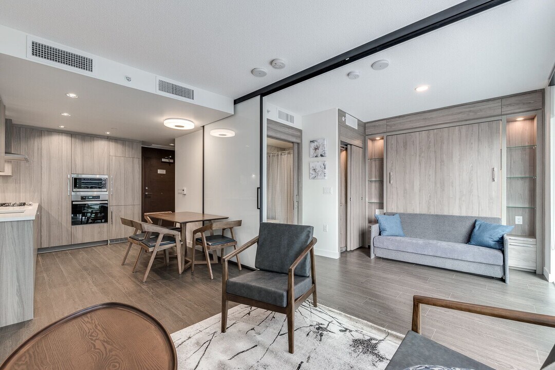 89 Nelson St in Vancouver, BC - Building Photo
