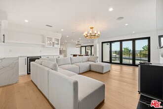 15655 Castlewoods Dr in Los Angeles, CA - Building Photo - Building Photo