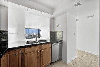20335 W Country Club Dr in Aventura, FL - Building Photo - Building Photo