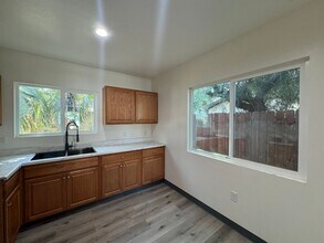 330 Metzler St-Unit -330 Metzler St in Bakersfield, CA - Building Photo - Building Photo