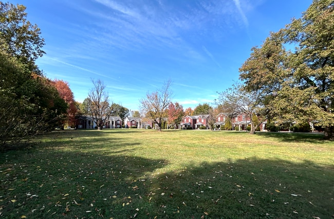 Nichols Meadows in Louisville, KY - Foto de edificio - Building Photo