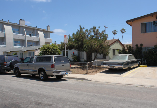 221 Date Ave in Imperial Beach, CA - Foto de edificio - Building Photo