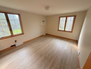 45 Oakridge Dr in West Seneca, NY - Building Photo - Building Photo