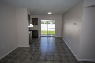 832 N Hyer Ave in Orlando, FL - Building Photo - Building Photo