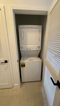 2502 NE 182nd Ter, Unit A1 in North Miami Beach, FL - Foto de edificio - Building Photo