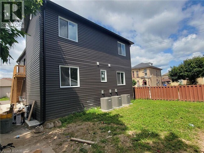 103 Peel St in Brantford, ON - Building Photo - Building Photo