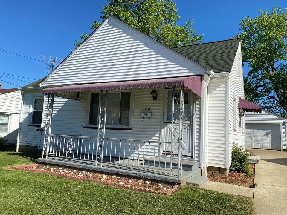 312 E Liberty St in Girard, OH - Building Photo