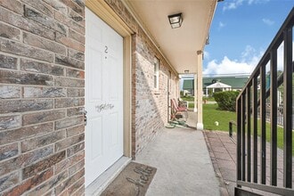 107 E Willowick Ave in Friendswood, TX - Building Photo - Building Photo