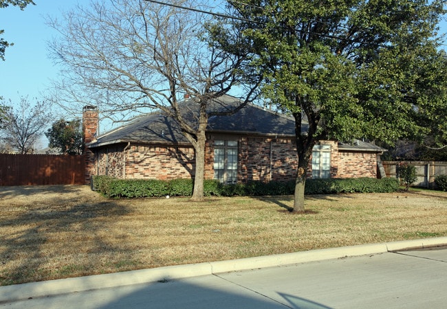 Toler Place Townhomes in Irving, TX - Foto de edificio - Building Photo