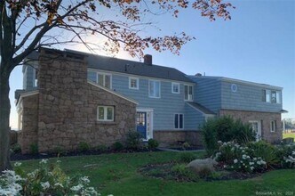 55 Vineyard Pl in Guilford, CT - Building Photo - Building Photo